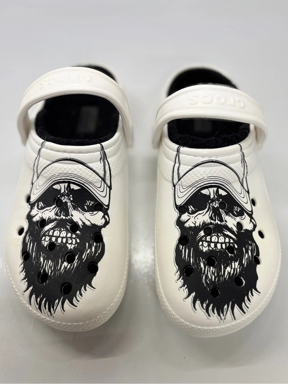 Crocs Classic Lined Skull Graphic Clogs White Black Fur Men’s 7 Women’s 9 EU 40